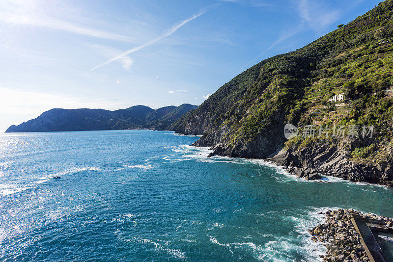 鸟瞰Vernazza的岩石海岸，Cinque Terre，意大利